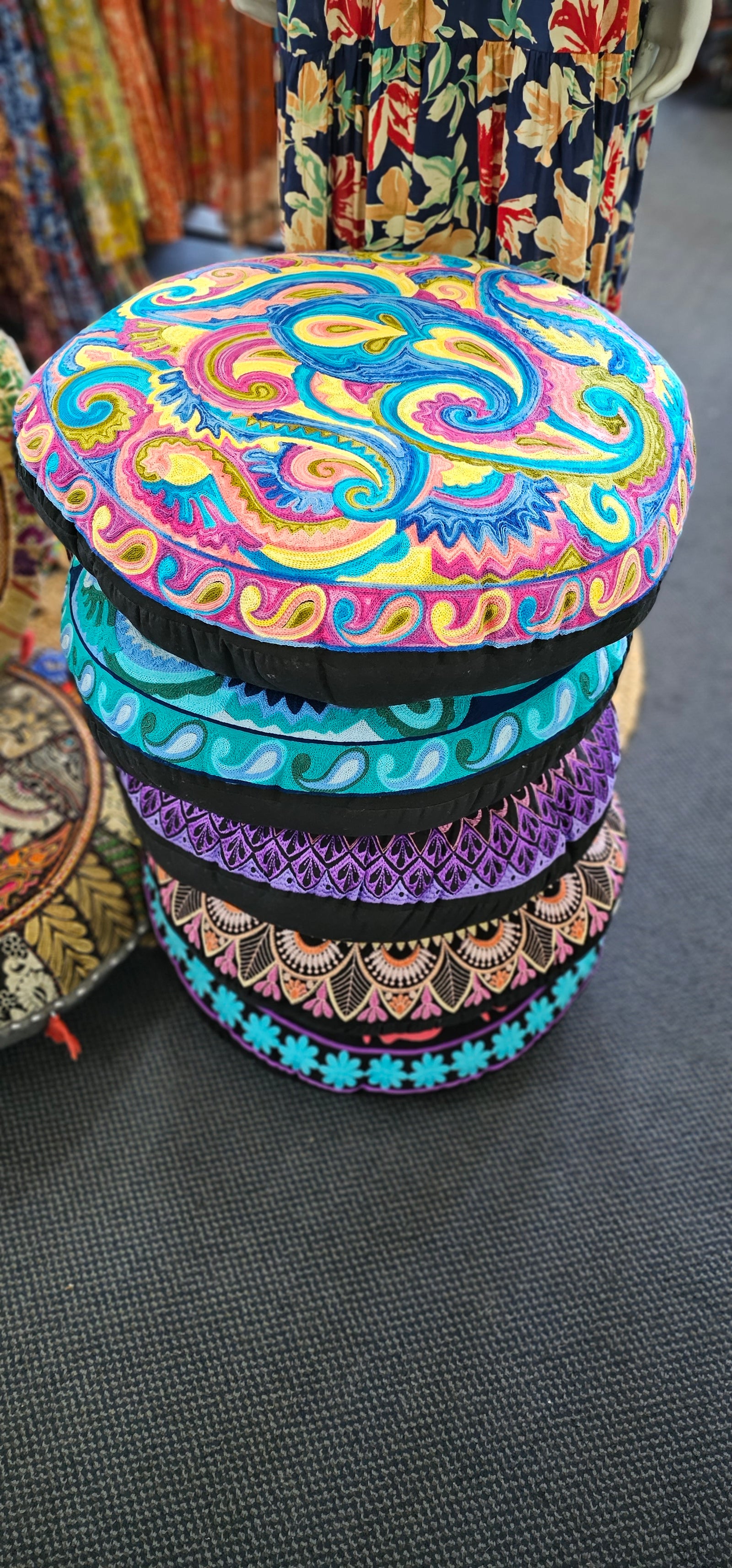 CUSHION 60CM EMB. ROUND FLOOR