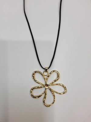 #Daisy Pendant Necklace